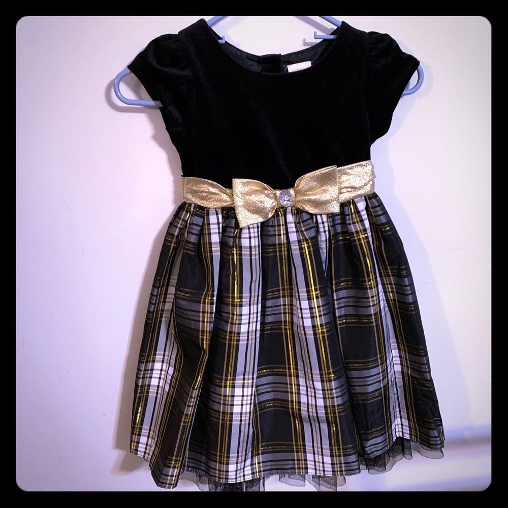 Youngland girls size 6 black and gold dress.